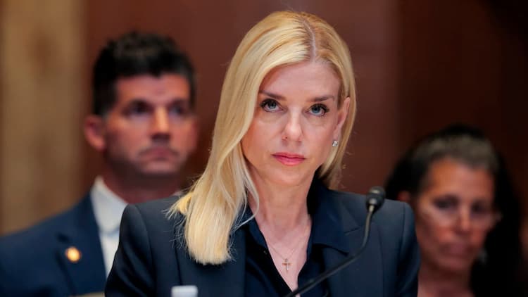 Qui est Pam Bondi ? Sa fortune est révélée dans une déclaration financière stupéfiante ! 2026